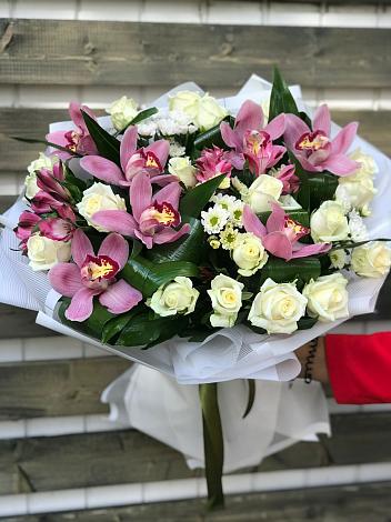 Букет цветов из: Розы и Хризантемы в Фруктовом