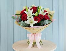 Букет цветов из:  Лилии и Розы в Фруктовом