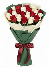 Букет Микс из красных и белых роз #REPLACE_PRED# Фруктовом