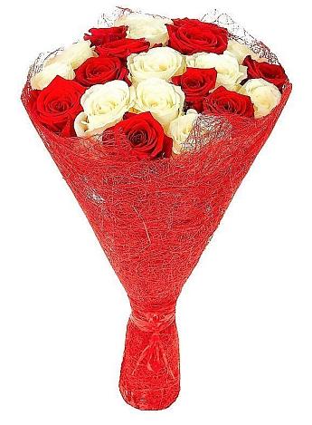 Букет Микс из красных и белых роз в Фруктовом