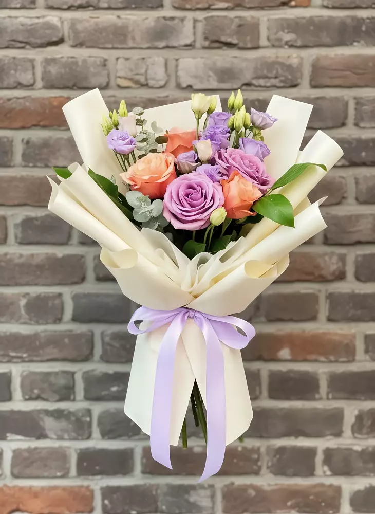 Букет цветов из: Лизиантусы и Розы в Фруктовом