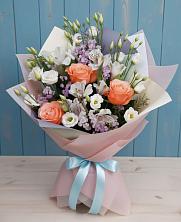 Букет цветов из:  Лизиантусы, Розы, Альстромерии и Гипсофила в Фруктовом