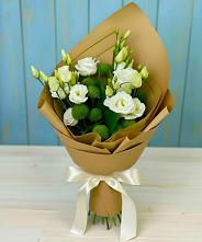 Букет цветов из:  Хризантемы и Лизиантусы в Фруктовом