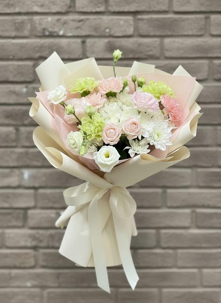 Букет цветов из: Гвоздики, Розы, Лизиантусы и Хризантемы в Фруктовом