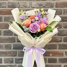 Букет цветов из:  Лизиантусы и Розы в Фруктовом