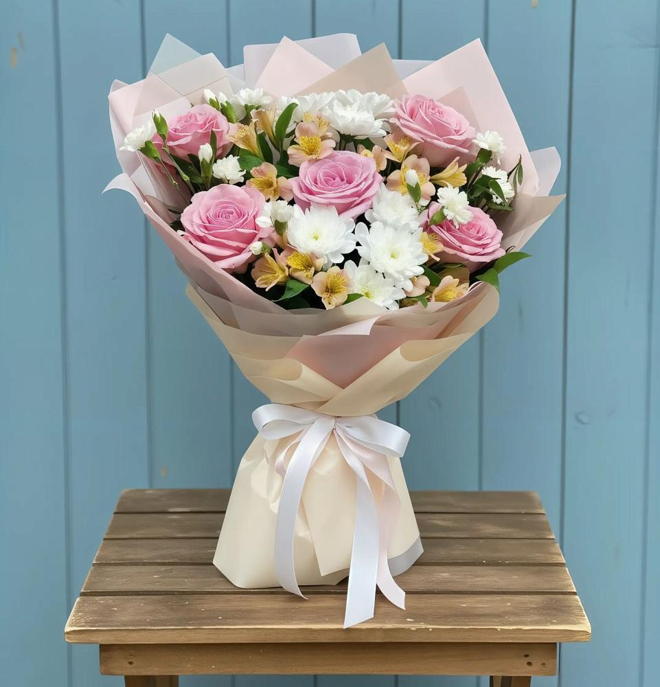 Букет цветов из: Гвоздики, Орхидеи и Розы в Фруктовом