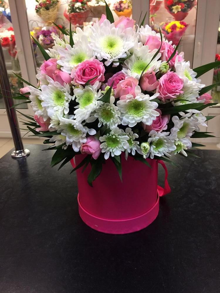 Цветочная композиция из Розы и Хризантемы в шляпной коробке в Фруктовом