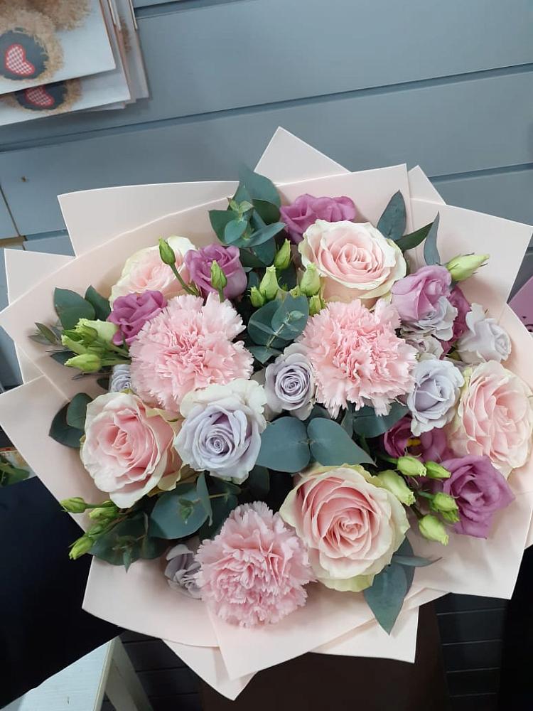 Букет цветов из: Розы, Гвоздики и Лизиантусы в Фруктовом