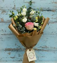 Букет цветов из:  Розы и Лизиантусы в Фруктовом