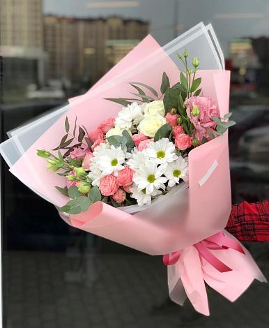 Букет цветов из: Розы, Лизиантусы и Хризантемы в Фруктовом